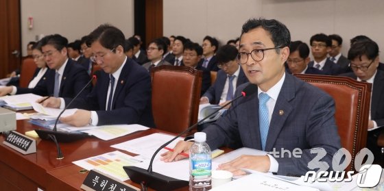 (서울=뉴스1) 민경석 기자 = 박원주 특허청장이 2일 서울 여의도 국회에서 열린 산업통상자원중소벤처기업위원회 국정감사에 출석해 의원들의 질의에 답하고 있다. 2019.10.2/뉴스1