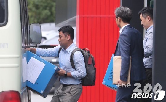 (음성=뉴스1) 김용빈 기자 = 조국 법무부장관 일가를 둘러싼 각종 의혹을 수사하는 검찰이 20일 오후 충북 음성군의 자동차부품업체 익성 본사와 연구소 등을 압수수색을 한 뒤 압수품을 가지고 나오고 있다. 이 업체는 코링크프라이빗에쿼티(PE)로부터 투자를 받은 곳이다. 2019.9.20/뉴스1