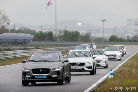 지난 2일 '2020 올해의 차' 전반기 심사를 위해 인천시 영종도에 위치한 BMW 드라이빙센터에서 트랙 주행을 하는 모습. /사진제공=한국자동차기자협회