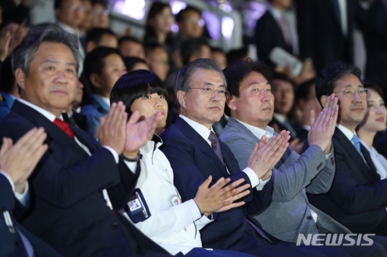 문재인 대통령이 4일 서울 잠실종합운동장에서 열린 제100회 전국체육대회 개회식에 참석해 박수를 치고 있다. 2019.10.04. 【서울=뉴시스】 박영태 기자 =  since1999@newsis.com