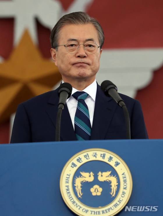 문재인 대통령이 1일 대구 공군기지에서 열린 제71주년 국군의 날 기념식에서 기념사를 준비하고 있다.【대구=뉴시스】 박영태 기자 = 2019.10.01. since1999@newsis.com