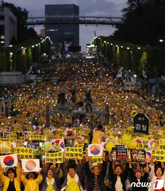 5일 오후 서울 서초구 서울중앙지검 앞에서 열린 '제8차 사법적폐 청산을 위한 검찰개혁 촛불문화제에서 참가자들이 '조국 수호·검찰개혁'을 외치며 촛불을 밝히고 있다. /사진=뉴스1