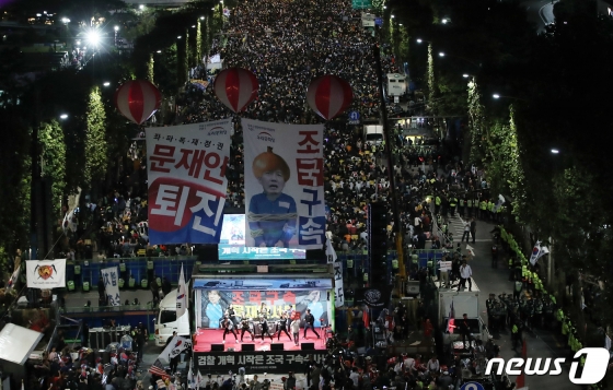 5일 오후 서울 서초구 대검찰청 앞 서초대로에서 제8차 사법적폐 청산을 위한 대규모 촛불문화제(사진 위)가 열린 가운데 보수단체 회원들이 경찰 저지선을 사이에 두고 맞불집회 형식의 '조국 구속 태극기집회'를 개최하고 있다. /사진=뉴스1