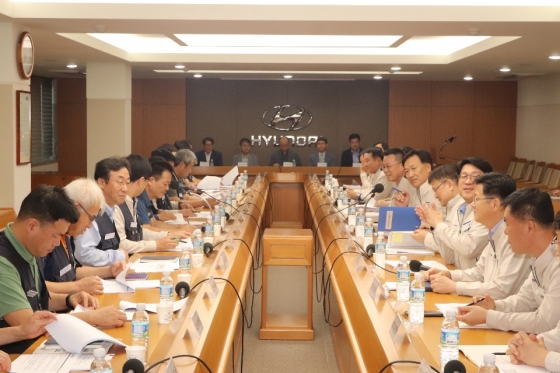 현대자동차 노사가 외부 자문위원들로부터 지난 4일 울산공장에서 미래 고용문제와 관련한 제언을 청취하는 자리를 진행하고 있다./사진제공=현대차