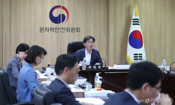 엄재식 원자력안전위원장이 10일 오전 서울 종로구 원안위 대회의실에서 열린 '제101회 원자력안전위원회 회의'에서 회의를 주재하고 있다. 2019.05.10. /사진=뉴시스