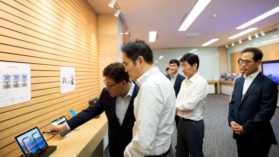 이재용 삼성전자 부회장이 지난 8월말 삼성디스플레이 충남 아산사업장을 방문, 제품을 살펴보고 있다. /사진제공=삼성전자