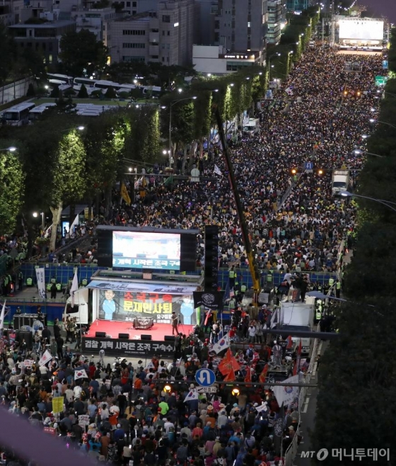 5일 오후 서울 서초구 서울중앙지검 인근에서 사법적폐청산 범국민시민연대(범국민시민연대)의 '제8차 사법적폐 청산을 위한 검찰개혁 촛불문화제'와 조국 법무부 장관 퇴진을 요구하는 보수단체 집회가 동시에 열리고 있다. /사진=뉴시스