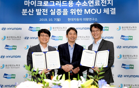 (왼쪽부터) 울산테크노파크 우항수 에너지기술지원단장, 현대자동차 전략기술본부 미래기술연구실장 오재혁 상무, 두산퓨얼셀 R&D/신사업본부장 문상진 상무가 MOU 체결식을 갖고 기념촬영을 하는 모습./사진제공=현대차