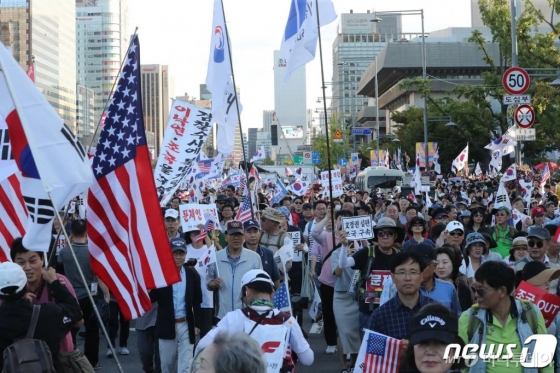 (서울=뉴스1) 임세영 기자 = 3일 오후 서울 광화문 일대에서 열린 문재인 정부를 비판하고 조국 장관의 사퇴를 촉구하는 집회에서 참석자들이 행진을 하고 있다. 2019.10.3/뉴스1     <저작권자 © 뉴스1코리아, 무단전재 및 재배포 금지>