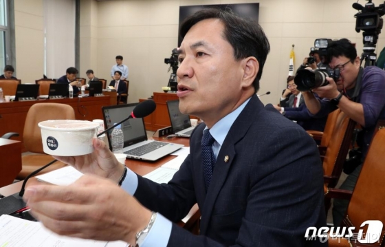  김진태 자유한국당 의원이 7일 서울 여의도 국회에서 열린 정무위원회의 국정감사에서 '국대떡볶이'를 들고 질의하고 있다. 김진태 의원은 "가맹사업자들이 공정거래를 방해하는 사회주의 법 때문에 피를 토하고 있다"고 주장했다. 2019.10.7/사진/=뉴스1