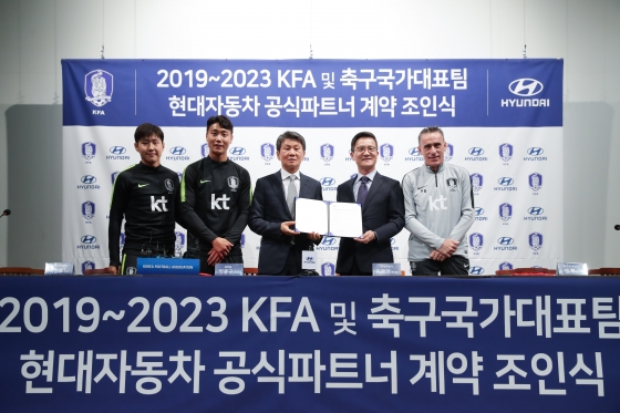 사진 왼쪽부터 한국 축구 국가대표 이강인 선수, 백승호 선수, 정몽규 대한축구협회 회장, 이광국 현대자동차 국내사업본부 부사장, 파울로 벤투 한국 축구 국가대표팀 감독/사진제공=현대차