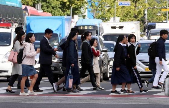 절기상 이슬이 서리로 변한다는 ‘한로(寒露)’인 8일 오전 서울 종로구 광화문 네거리에서 시민들이 쌀쌀한 날씨에 출근길 발걸음을 재촉하고 있다. /사진 = 뉴시스