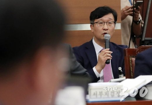 조국 법무부 장관의 수사를 맡고 있는 송경호 서울중앙지검 3차장이 7일 서울 서초구 서울고등검찰청에서 열린 국회 법제사법위원회의 '서울고검, 서울중앙지검, 서울동부지검, 서울남부지검, 서울북부지검, 서울서부지검, 의정부지검, 인천지검, 수원고검, 수원지검, 춘천지검 국정감사'에서 의원 질의에 답하고 있다. /사진=김창현 기자