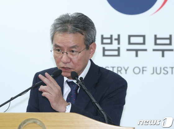 김남준 법무검찰개혁위원장이 7일 오전 서울 경기 과천시 정부과천청사 법무부에서 법무검찰개혁위원회 회의를 마친 후 브리핑을 하고 있다. /사진=뉴스1