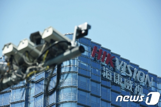 중국 항저우에 있는 감시카메라 제조 업체 하이크비전 본사. © AFP=뉴스1