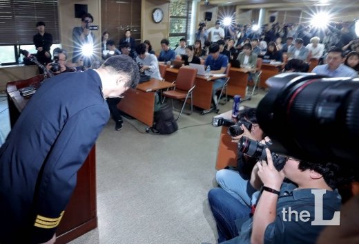 반기수 화성연쇄살인사건 수사본부장(경기남부청 2부장)이 19일 오전 경기 수원시 경기남부지방경찰청에서 화성연쇄살인사건의 유력 용의자 50대 이춘재씨를 찾은 경위와 증거 등 수사 진행상황을 설명한 뒤 인사하고 있다. / 사진=김창현 기자 chmt@