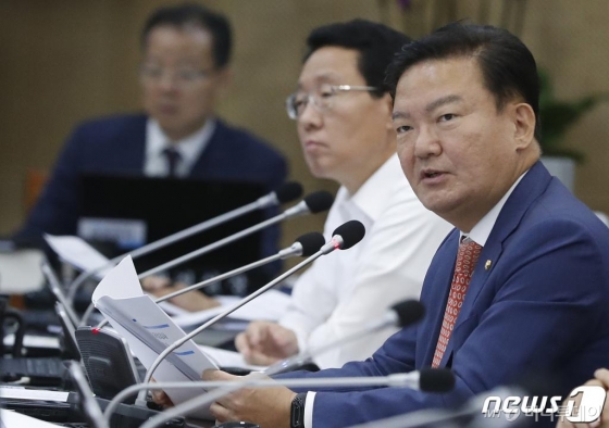 (대전=뉴스1) 주기철 기자 = 민경욱 자유한국당 의원이 7일 오전 대전 동구 한국철도공사(코레일) 본사에서 국회 국토교통위원회의 한국철도공사 등 8개 기관에 대한 국정감사에서 질의를 하고 있다. 2019.10.7/뉴스1 <저작권자 © 뉴스1코리아, 무단전재 및 재배포 금지>