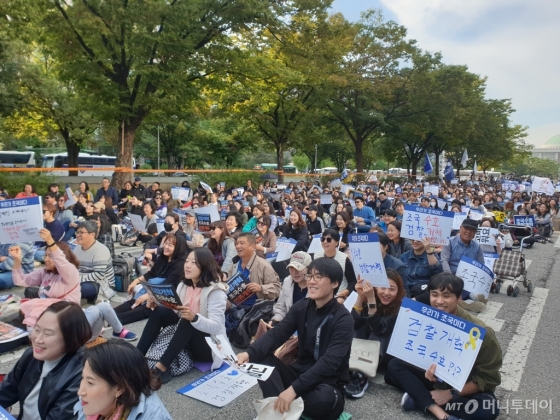 서울 여의도 국회의사당역 3번 출구 인근에서 시민참여문화제 '우리가 조국이다'에 참여한 시민들이 직접 쓴 손팻말을 들고 있다. /사진=이영민 기자