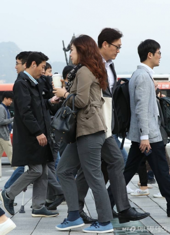 찬 이슬이 맺히기 시작한다는 절기상 '한로'인 8일 서울 종로구 광화문광장에서 시민들이 출근하고 있다. 2019.10.08./사진=뉴시스