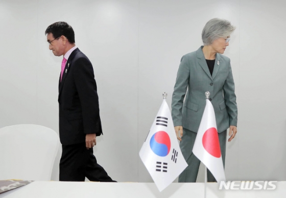 강경화 외교부 장관이 1일 오전(현지시간) 태국 센타라 그랜드호텔에서 고노 다로 일본 외무상과 양자회담에 앞서 악수를 한 뒤 자리로 향하고 있다./뉴시스