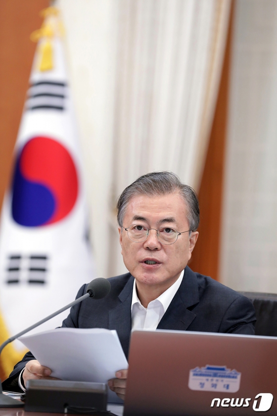 문재인 대통령이 29일 청와대 본관에서 국무회의를 주재하고 있다. 이날 문 대통령은 "한국뿐 아니라 아시아 여러 나라의 불행한 과거 역사가 있었고 그 가해자가 일본이라는 것은 움직일 수 없는 역사적 사실"이라며 "과거의 잘못을 인정도 반성도 하지 않고 역사를 왜곡하는 일본 정부의 태도가 피해자들의 상처와 아픔을 덧내고 있다"고 강도 높게 비판했다. (청와대 제공) 2019.8.29/뉴스1