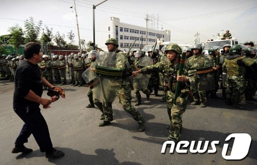위구르인 시위를 진압하고 있는 중국 경찰. © AFP=News1 자료 사진