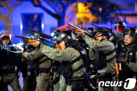 홍콩 경찰이 8일 구룡지역에서 반정부 시위대를 향해 고무총을 발사하고 있다. © 로이터=뉴스1 © News1 포토공용 기자