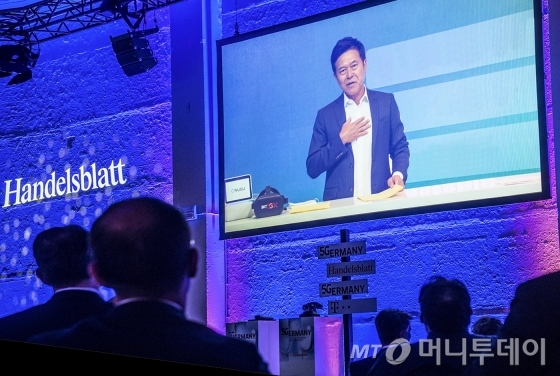 박정호 SK텔레콤 사장이 독일 산업·경제 수장들에게 5G(5세대 이동통신) 혁신 스토리와 노하우를 전수했다. /사진제공=SK텔레콤