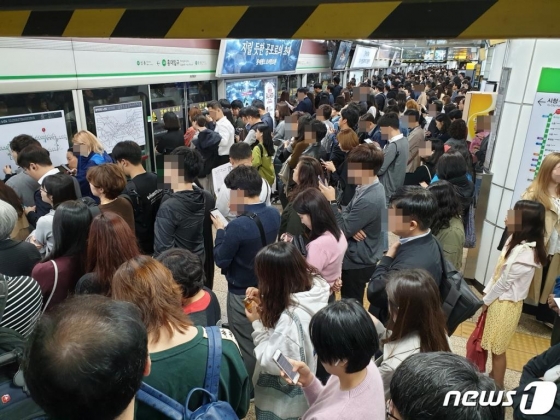 10일 오전 서울 지하철 2호선에 문제가 발생해 열차 운행에 차질이 빚어지면서 서울 마포구 홍대입구역에서 출근길 시민들의 불편이 겪고 있다. 서울교통공사는 차량 고장이나 지연이 아닌 신호 장애라고 설명했다./사진=뉴스1