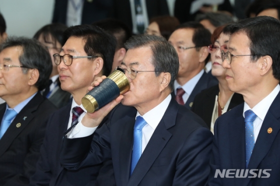 【홍성=뉴시스】 박영태 기자 = 문재인 대통령이 10일 충남 홍성군 충남도청에서 열린 충남 해양신산업 발전전략 보고회에 참석, 물을 마시고 있다. 2019.10.10. since1999@newsis.com