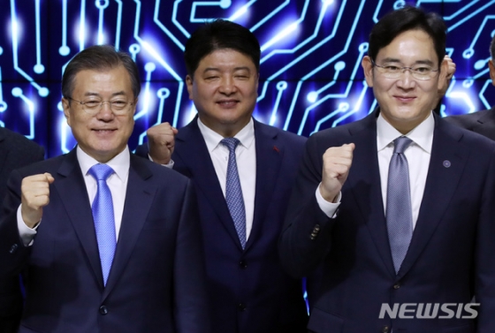 【아산=뉴시스】 박영태 기자 = 문재인 대통령이 10일 충청남도 아산시 탕정 삼성디스플레이 사업장에서 열린 신규투자 및 상생협력 협약식에 참석, 이재용 삼성전자 부회장 등 참석자들과 파이팅을 외치고 있다. 2019.10.10. since1999@newsis.com