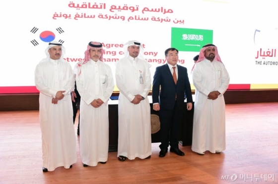 지난 8일(현지시간) 사우디아라비아 주베일(Jubail) 산업단지에서 쌍용자동차 예병태 대표이사(사진 오른쪽에서 두 번째)와 SNAM社의 파드 알도히시 대표이사(맨오른쪽)가 관계자들과 함께 계약서 체결 후 기념촬영을 하고 있다. /사진제공=쌍용자동차