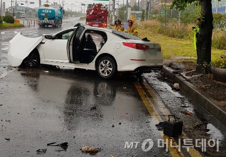 지난 6월 전남 영암군 삼호읍 한 도로에서 고등학생 3학년 A군(18)이 몰던 K5 승용차가 가로수를 들이받았다. A군은 운전 면허가 없이 렌터카를 운전하다가 사고를 낸 후 도망갔다가 경찰에 붙잡혔다. /사진제공=뉴스1(전남지방경찰청 제공)