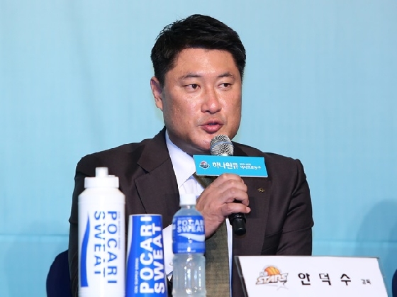 '디펜딩 챔피언' 청주 KB스타즈의 안덕수 감독. /사진=WKBL 제공<br>
<br>