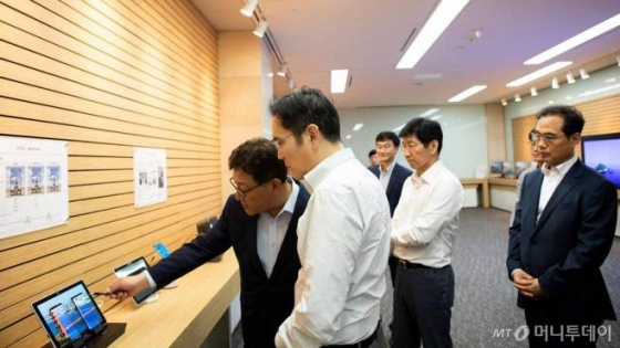 이재용 삼성전자 부회장이 지난 8월26일 삼성전자 충남 아산사업장을 방문, 제품을 살펴보고 있다/사진제공=삼성전자