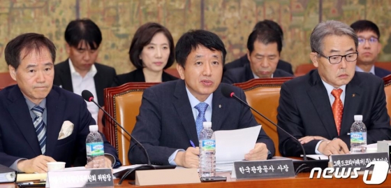 10일 안영배 한국관광공사 사장이 서울 여의도 국회에서 열린 문화체육관광위원회의 사행산업통합감독위원회, 한국관광공사 등에 대한 국정감사에서 김재원 자유한국당 의원 질의에 답변하고 있다. 오른쪽은 유태열 그랜드코리아레저 대표. /사진=뉴스1