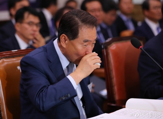 이강래 한국도로공사 사장이 10일 오전 서울 국회 국토교통위원회 한국도로공사와 한국교통안전공단 국정감사에서 참석해 물을 마시고 있다. /사진제공=뉴시스