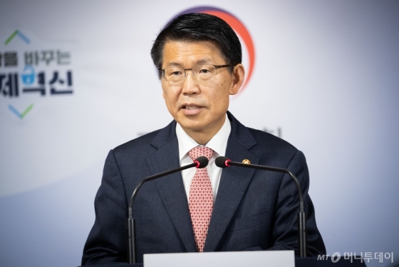 은성수 금융위원장이 10일 정부서울청사 합동브리핑실에서 기자간담회를 열어 질문에 답하고 있다./사진제공=금융위원회