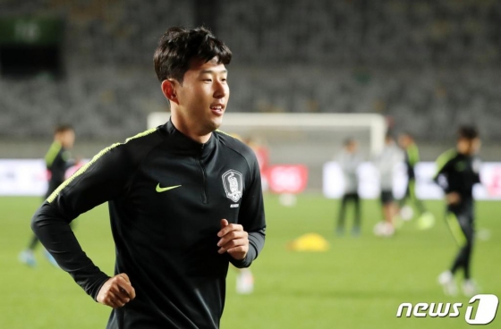 손흥민을 비롯한 대한민국 남자 축구대표팀 선수들이 9일 오후 경기도 화성종합경기타운 주경기장에서 훈련하고 있다. / 사진 = 뉴스 1