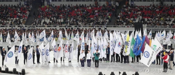 4일 오후 서울 송파구 잠실종합운동장에서 열린 제100회 전국체육대회 개회식에서 선수 및 심판 대표가 선서를 하고 있다./사진=김창현 기자