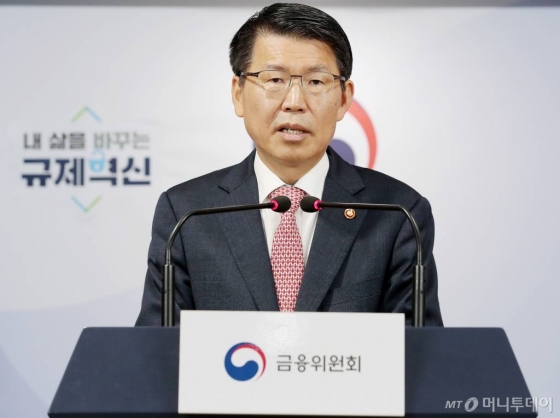 은성수 금융위원장이 10일 오전 서울 종로구 정부서울청사 합동브리핑실에서 열린 취임 후 첫 기자간담회를 하고 있다. / 사진=김창현 기자 chmt@