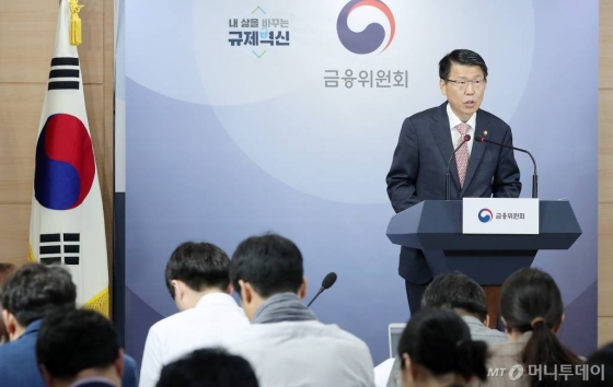  은성수 금융위원장이 10일 오전 서울 종로구 정부서울청사 합동브리핑실에서 열린 취임 후 첫 기자간담회를 하고 있다. / 사진=김창현 기자 chmt@