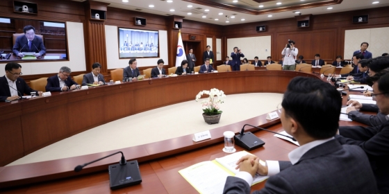 42.5% vs 32.4%…文대통령 지지율, 왜 이리 다를까?