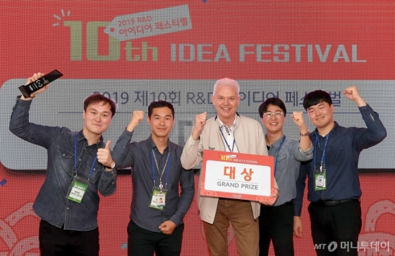 대상을 수상한 ‘태양을 피하고 싶어서’ 팀과 현대기아차 연구개발본부장 알버트 비어만 사장(가운데)이 기념 촬영을 하고 있다. /사진제공=현대기아자동차