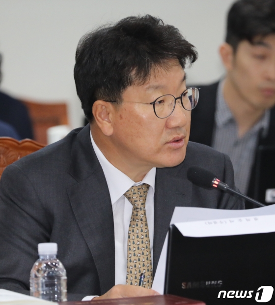 권성동 자유한국당 의원이 10일 정부세종2청사 국세청에서 열린 국회 기획재정위원회의 국세청에 대한 국정감사에서 발언을 하고 있다. /사진=뉴스1