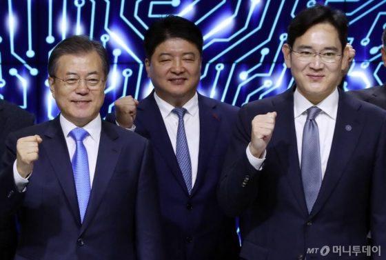 문재인 대통령이 10일 충청남도 아산시 탕정 삼성디스플레이 사업장에서 열린 신규투자 및 상생협력 협약식에 참석, 이재용 삼성전자 부회장 등 참석자들과 파이팅을 외치고 있다. /사진=뉴시스