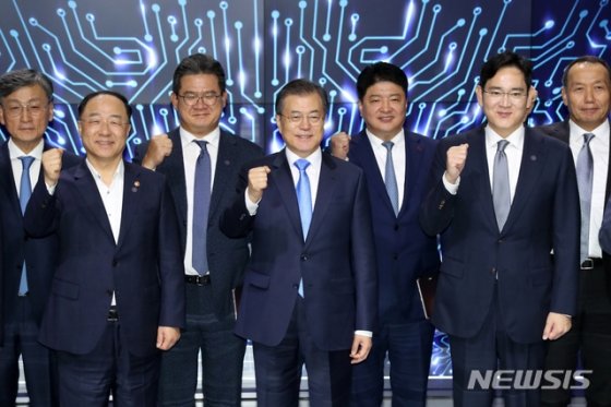 【아산=뉴시스】 박영태 기자 = 문재인 대통령이 10일 충청남도 아산시 탕정 삼성디스플레이 사업장에서 열린 신규투자 및 상생협력 협약식에 참석, 이재용 삼성전자 부회장 등 참석자들과 파이팅을 외치고 있다. 앞줄 왼쪽부터 홍남기 경제부총리 겸 기획재정부 장관, 문 대통령, 이 부회장. 2019.10.10. since1999@newsis.com