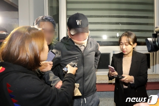 '웅동학원 비리' 의혹을 받고 있는 조국 법무부 장관 동생 조모씨가 9일 오전 구속영장이 기각돼 경기도 의왕시 서울구치소를 나서고 있다. 조씨는 전날 구속 전 피의자심문(영장실질심사)을 포기해 법원은 이에 따라 심문 결정을 취소하고 서면심사를 통해 영장발부 여부를 결정했다. 2019.10.9/뉴스1 © News1 조태형 기자