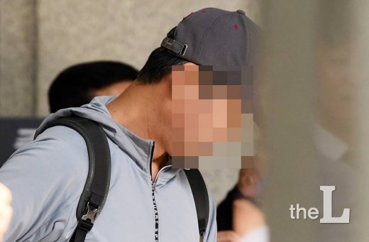조국 법무부 장관의 동생 조모씨가 1일 오전 서울 서초구 서울지방검찰청에서 조사를 받기 위해 청사로 들어서고 있다. / 사진=김창현 기자 chmt@