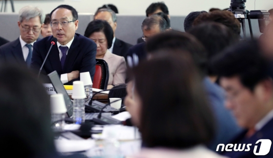 (서울=뉴스1) 이동해 기자 = 오세정 서울대학교 총장이 10일 오전 서울 관악구 서울대학교에서 열린 국회 교육위원회 서울대, 서울대병원 등에 대한 국정감사에서 의원들의 질의에 답변하고 있다. 2019.10.10/뉴스1